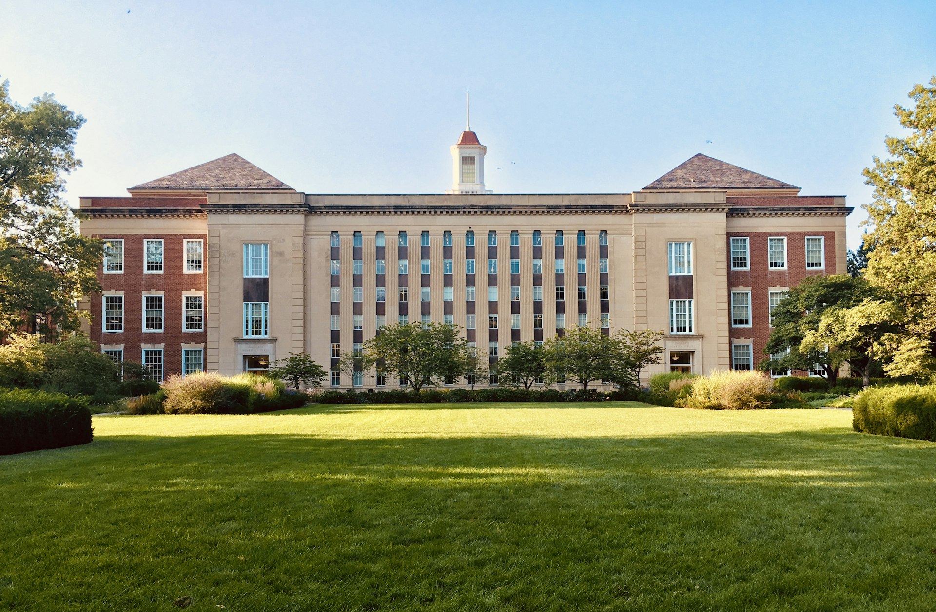 Dev Universitas Efarina